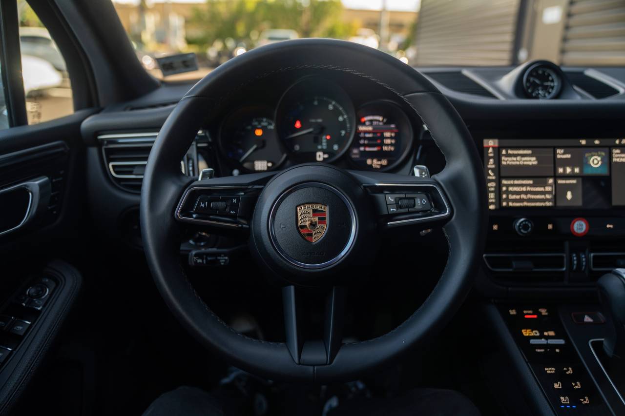 2025 Porsche Macan T photo 4