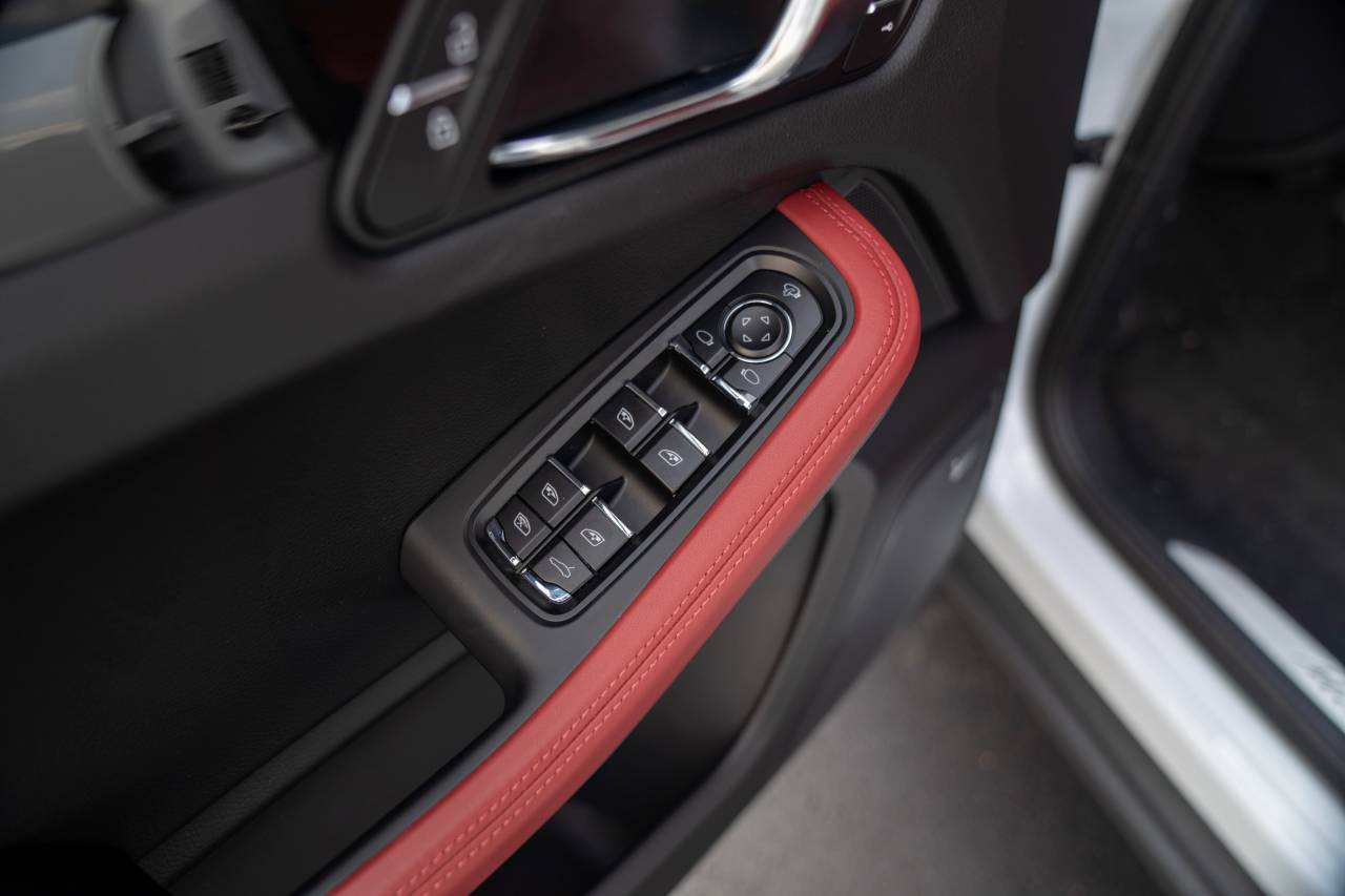 2026 Porsche Macan S - Photo 25