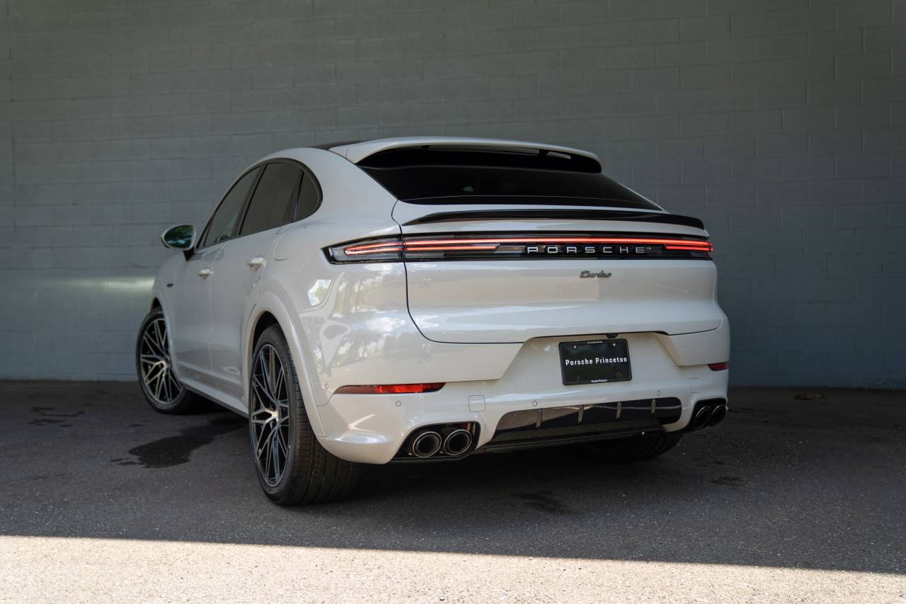 2025 Porsche Cayenne E-Hybrid Coupe Turbo photo 3