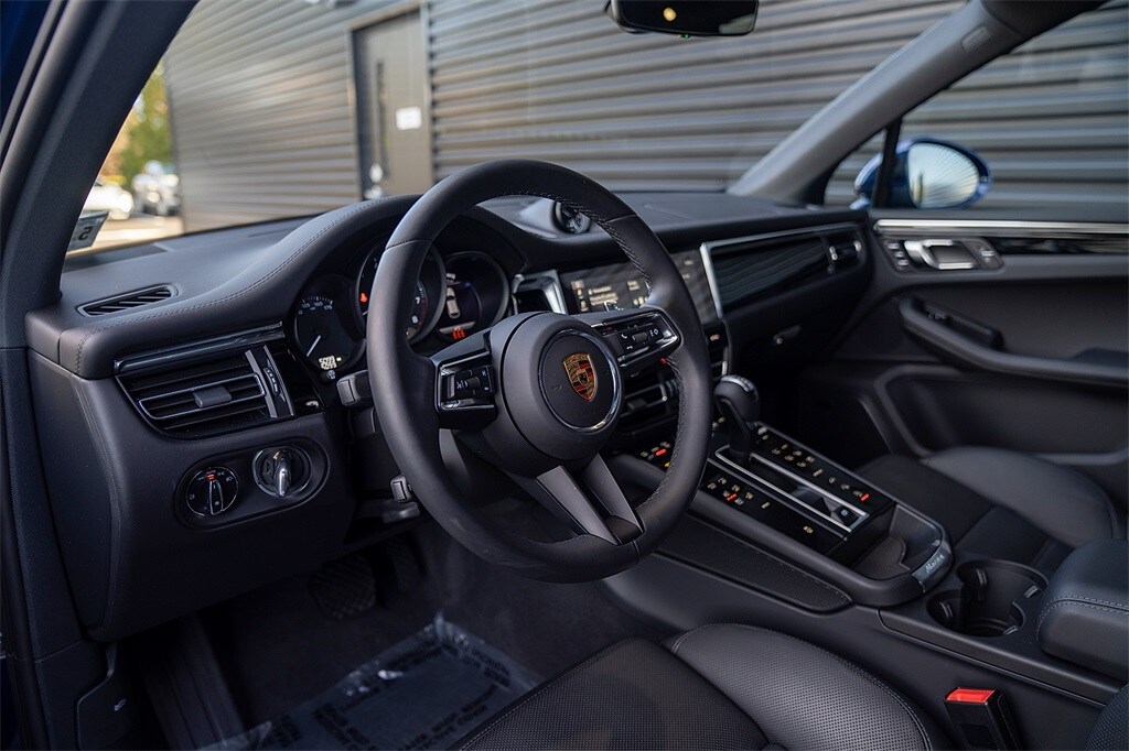 2025 Porsche Macan Base photo 4