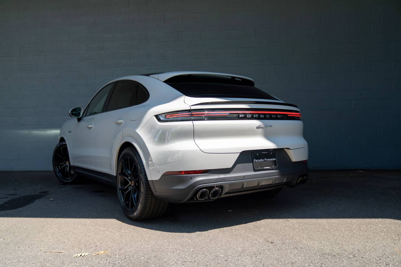 2025 Porsche Cayenne E-Hybrid Coupe photo 3