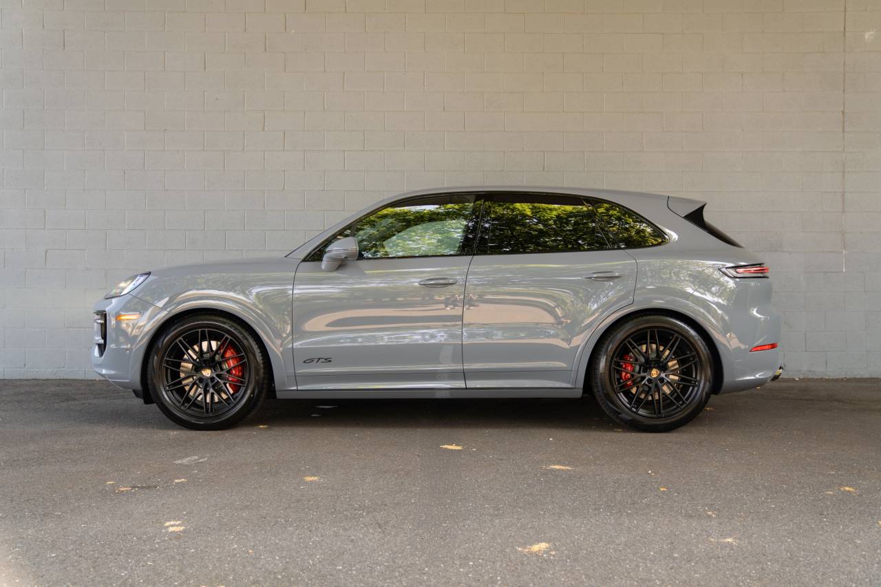 2026 Porsche Cayenne GTS photo 2