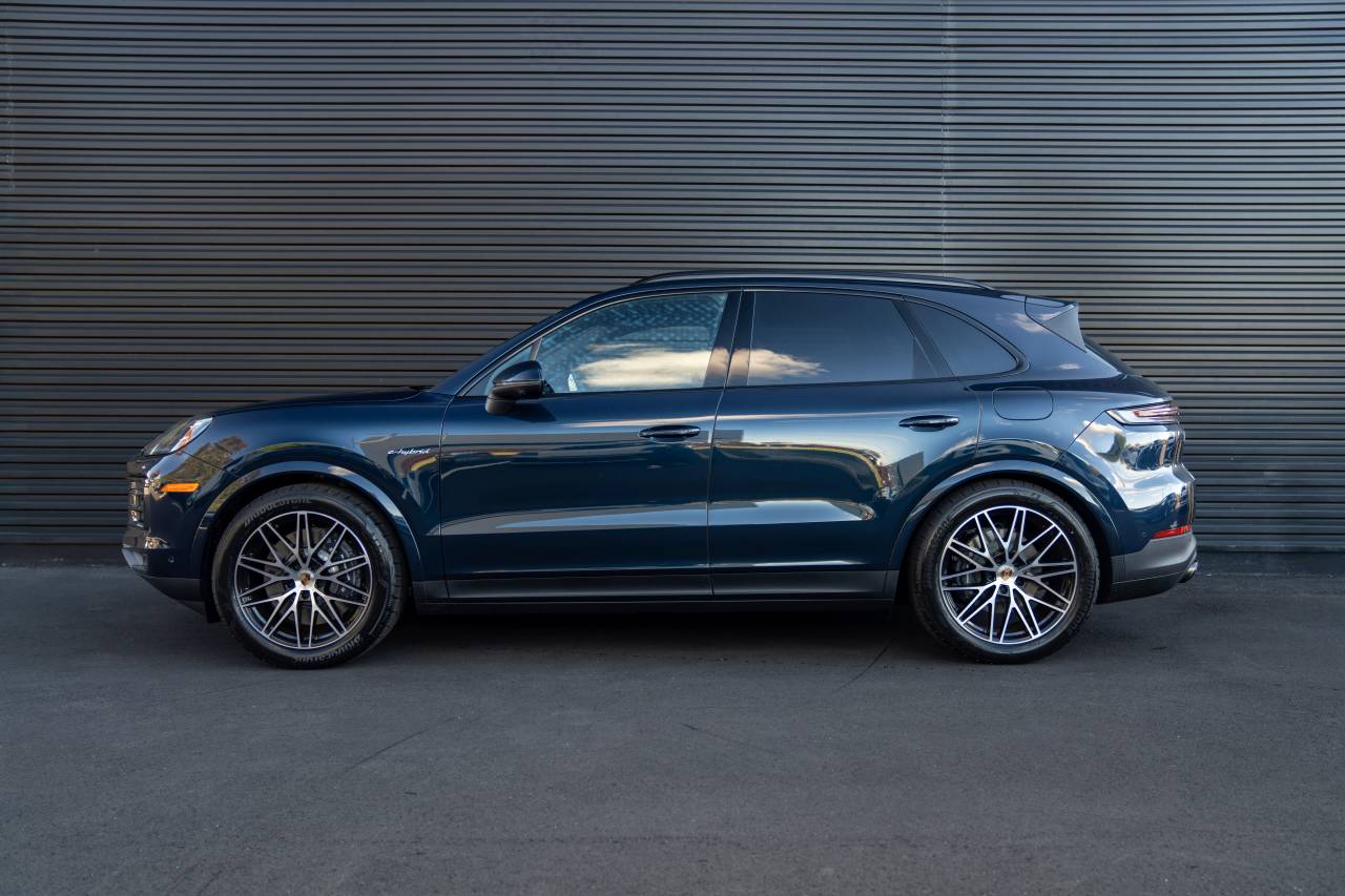 2026 Porsche Cayenne E-Hybrid photo 2