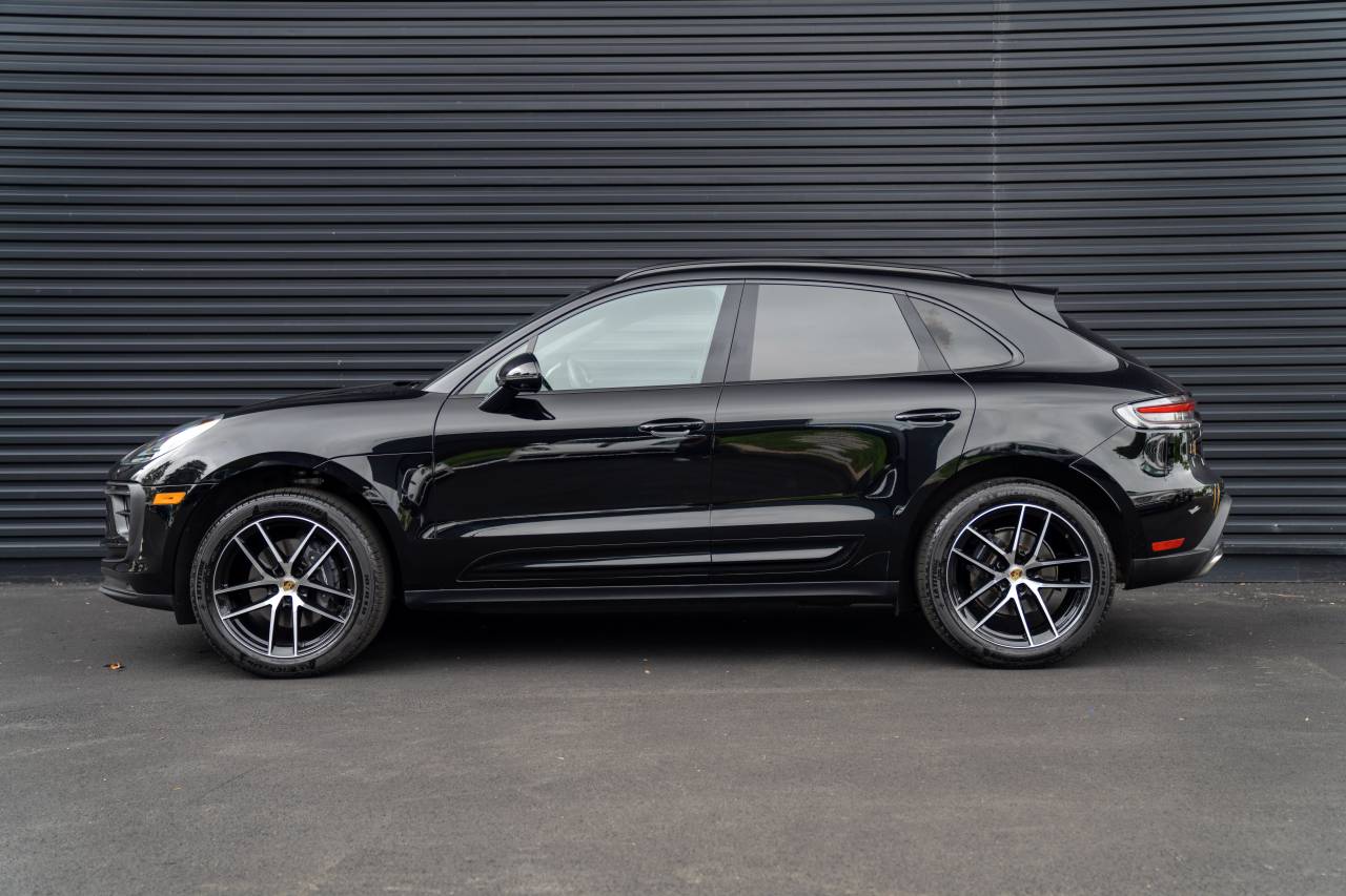 2025 Porsche Macan T photo 2