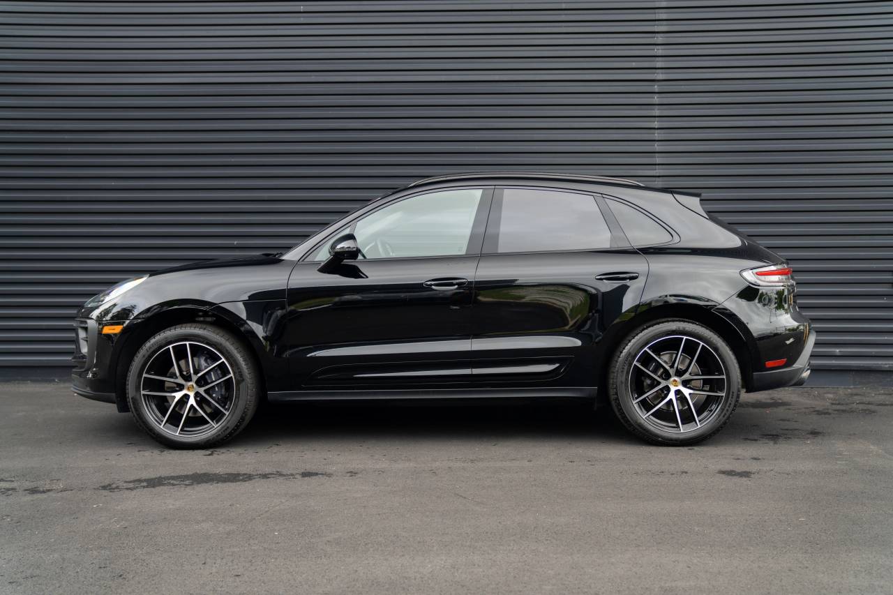2025 Porsche Macan T photo 2