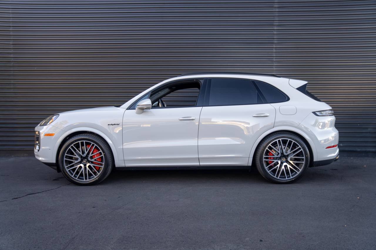 2026 Porsche Cayenne E-Hybrid Turbo photo 2