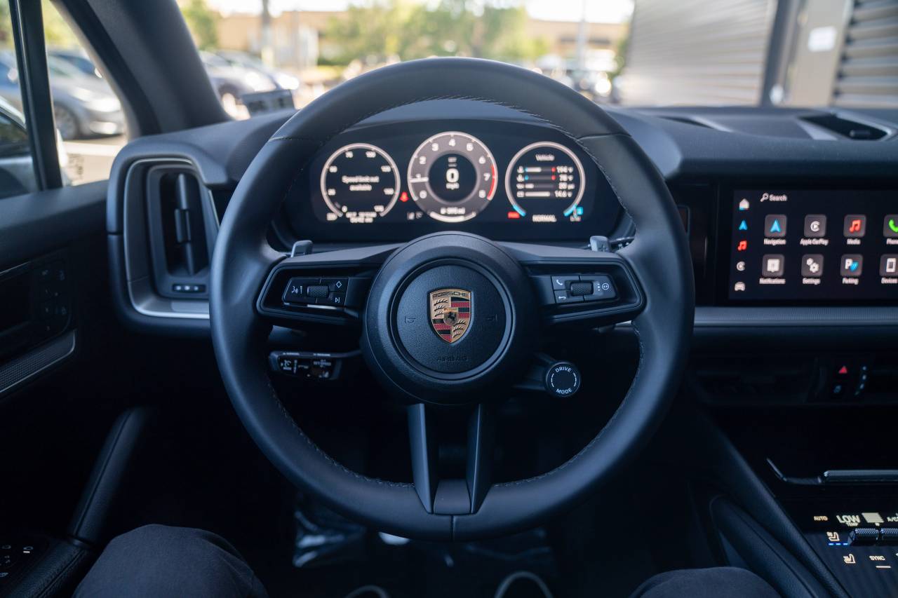 2025 Porsche Cayenne Base photo 4