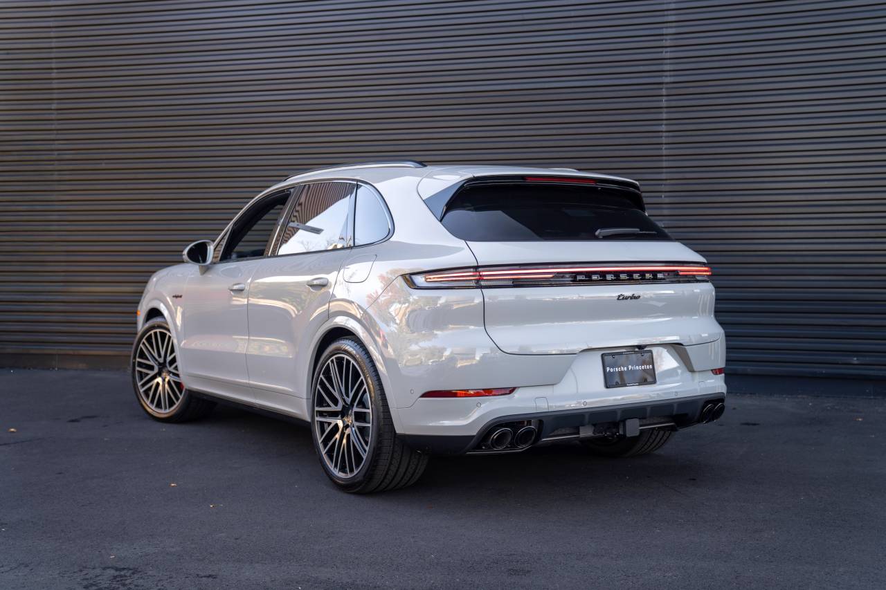 2026 Porsche Cayenne E-Hybrid Turbo photo 3