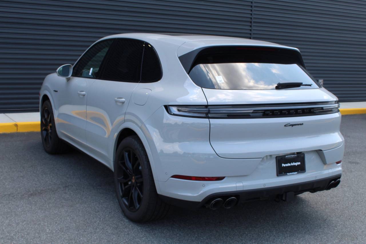 2025 Porsche Cayenne E-Hybrid photo 3