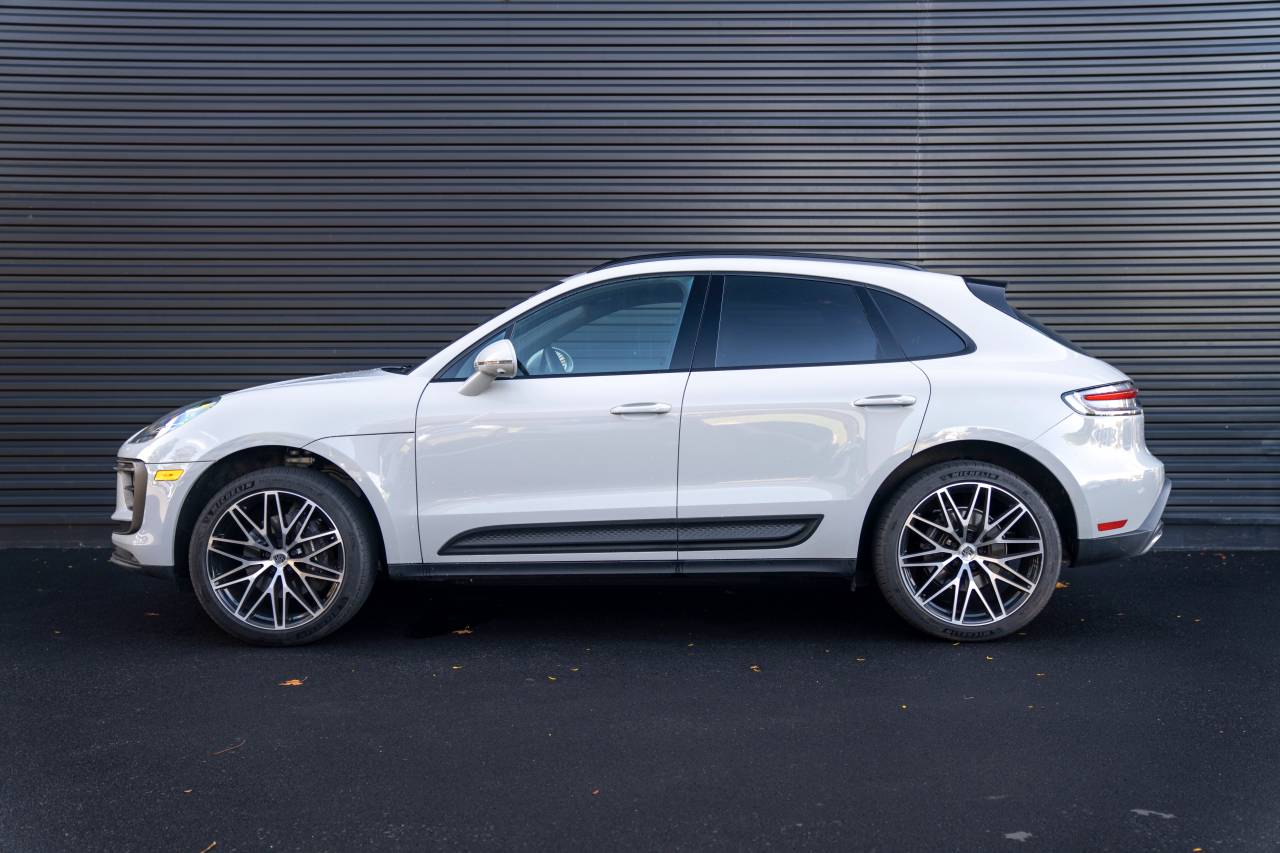 2025 Porsche Macan T photo 2