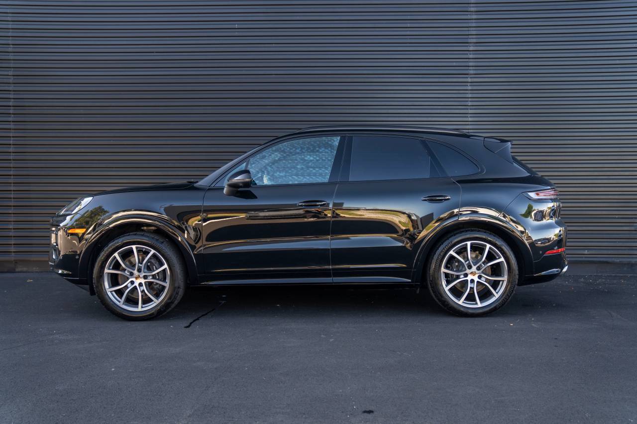 2025 Porsche Cayenne Base photo 2