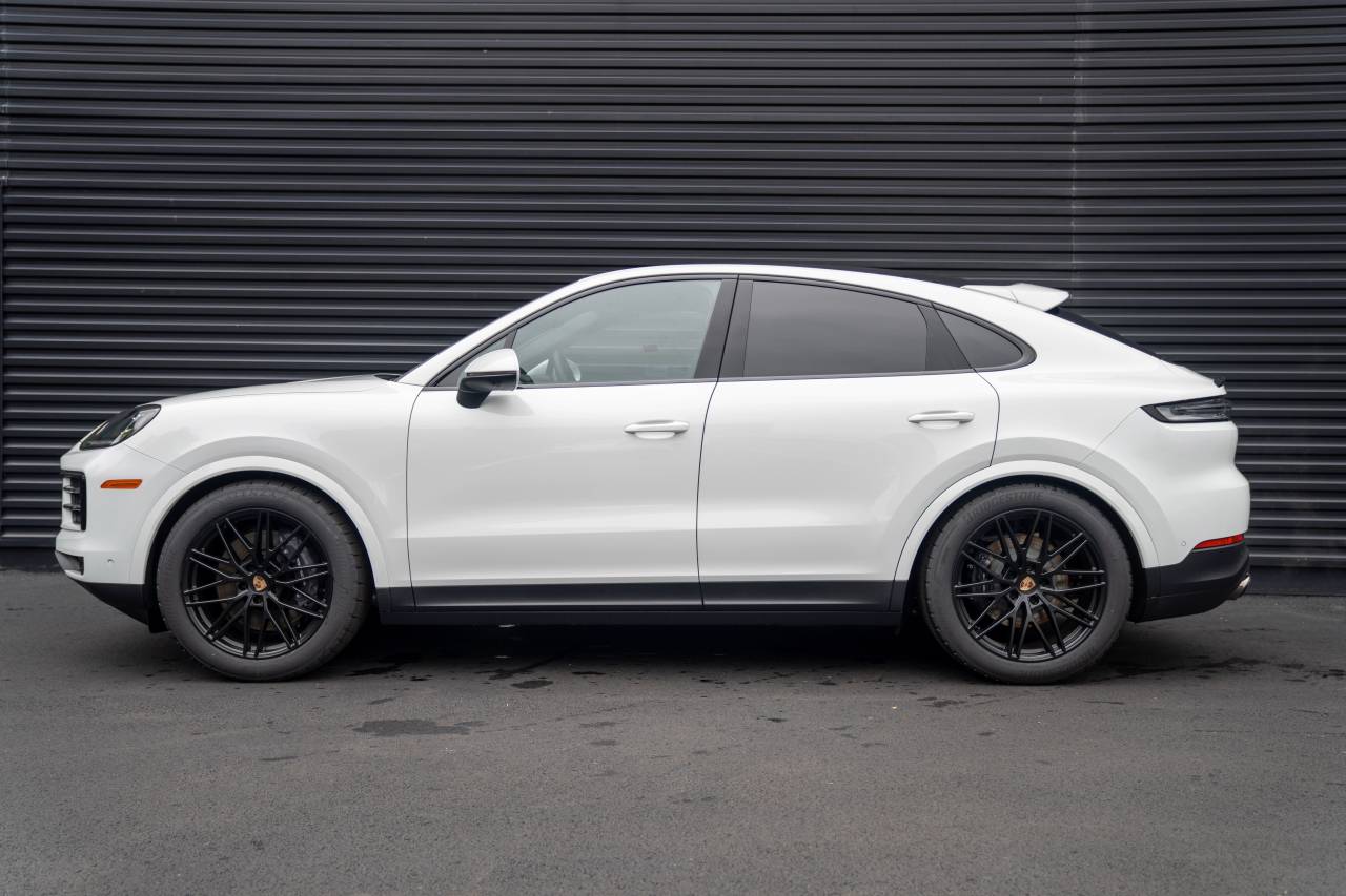 2025 Porsche Cayenne Coupe photo 2