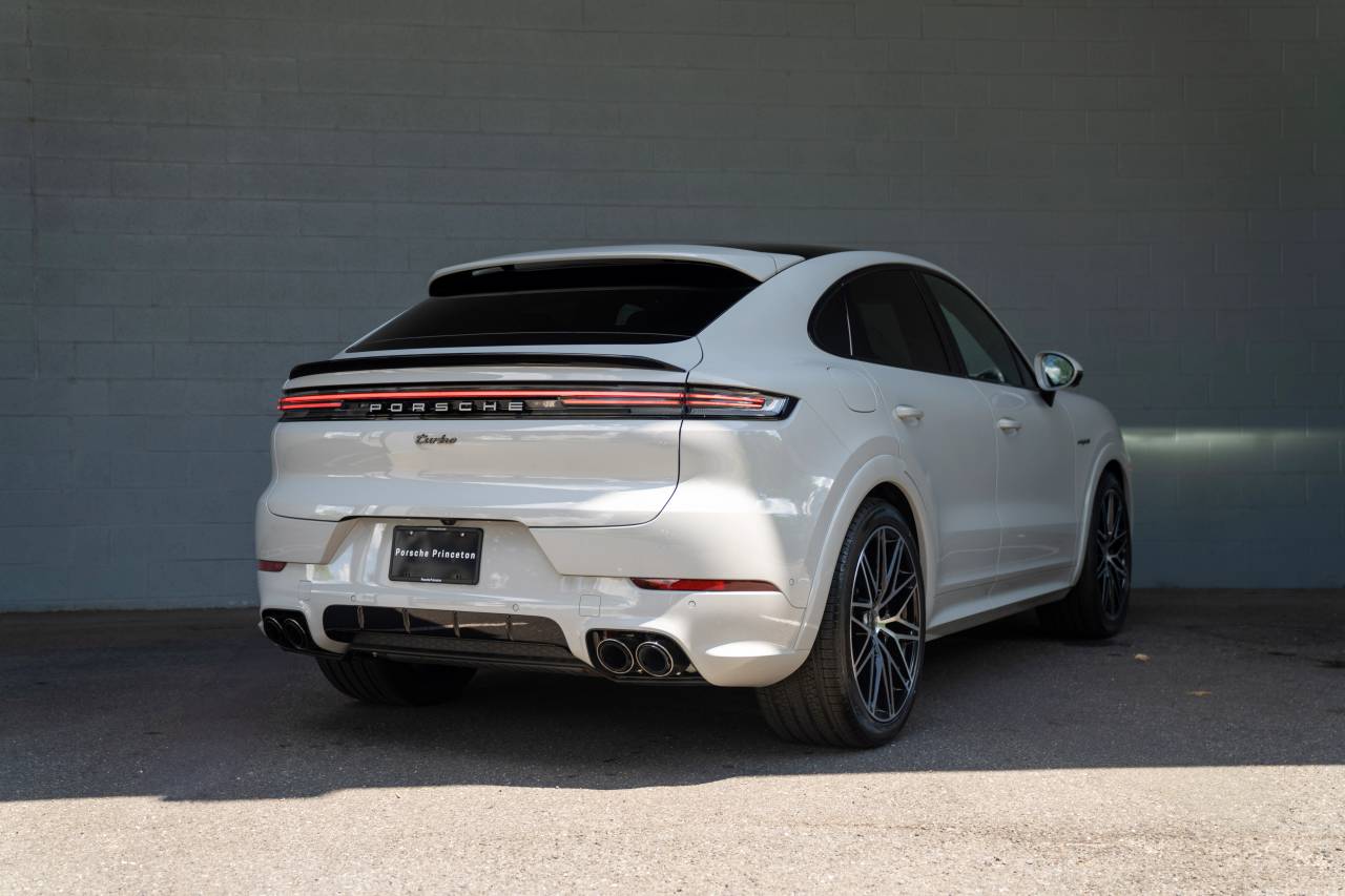 2025 Porsche Cayenne Coup Turbo E-Hybrid - Photo 9
