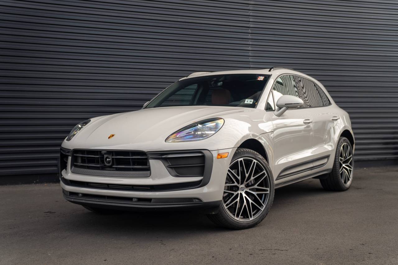 2025 Porsche Macan Base's photo