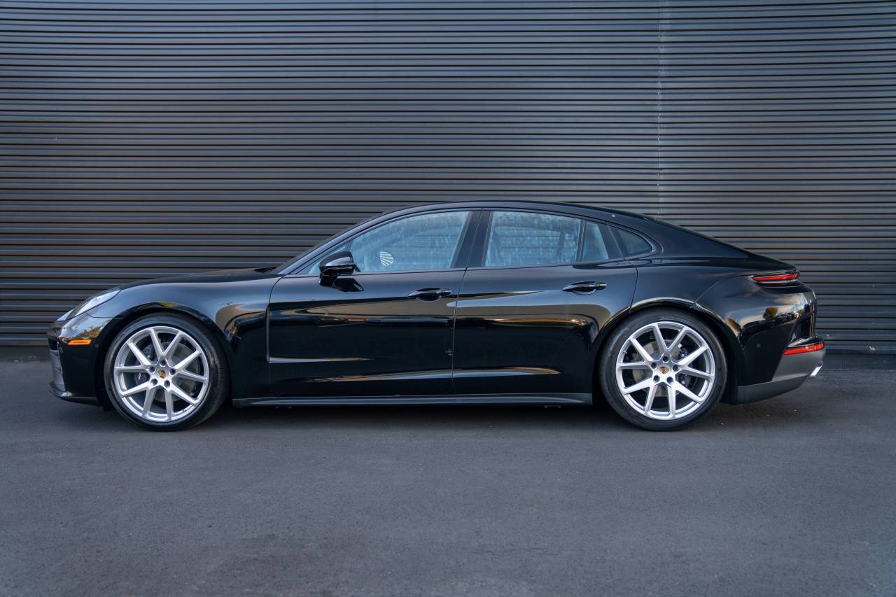 2026 Porsche Panamera 4 photo 2
