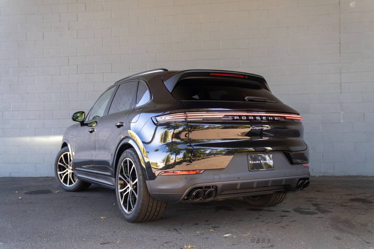 2026 Porsche Cayenne E-Hybrid S photo 3
