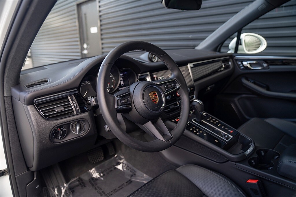 2025 Porsche Macan T photo 4