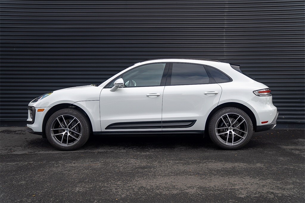 2025 Porsche Macan Base photo 2