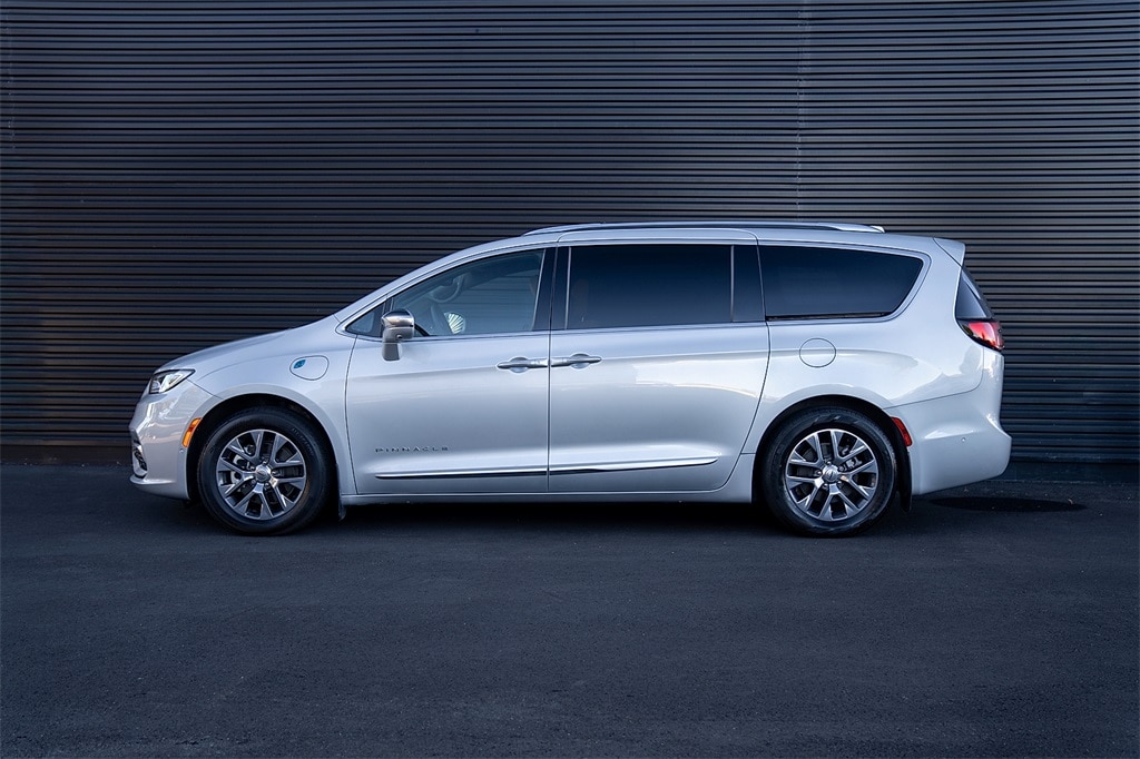 Used 2022 Chrysler Pacifica Hybrid Pinnacle Van Passenger Van