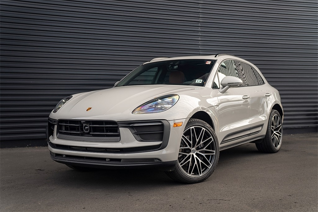 2025 Porsche Macan Base's photo