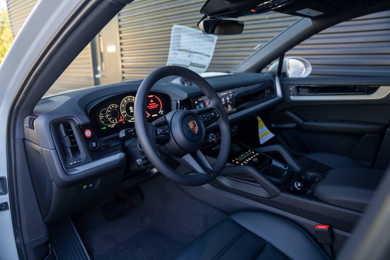 2026 Porsche Cayenne Coupe photo 4