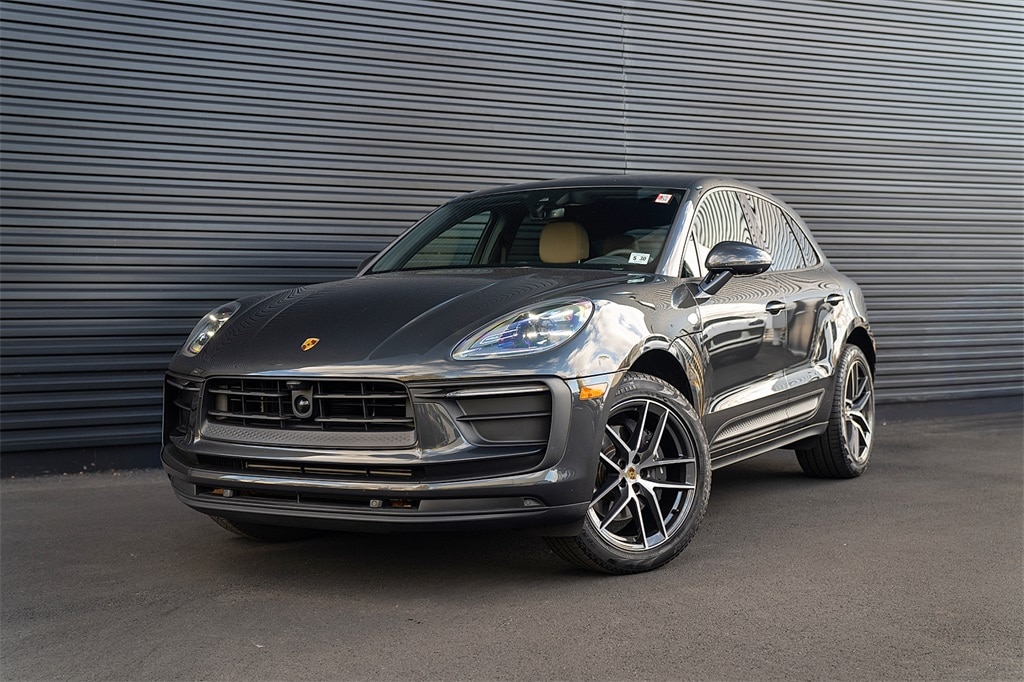 2025 Porsche Macan Base's photo