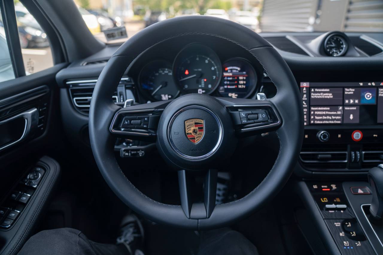 2025 Porsche Macan T photo 4