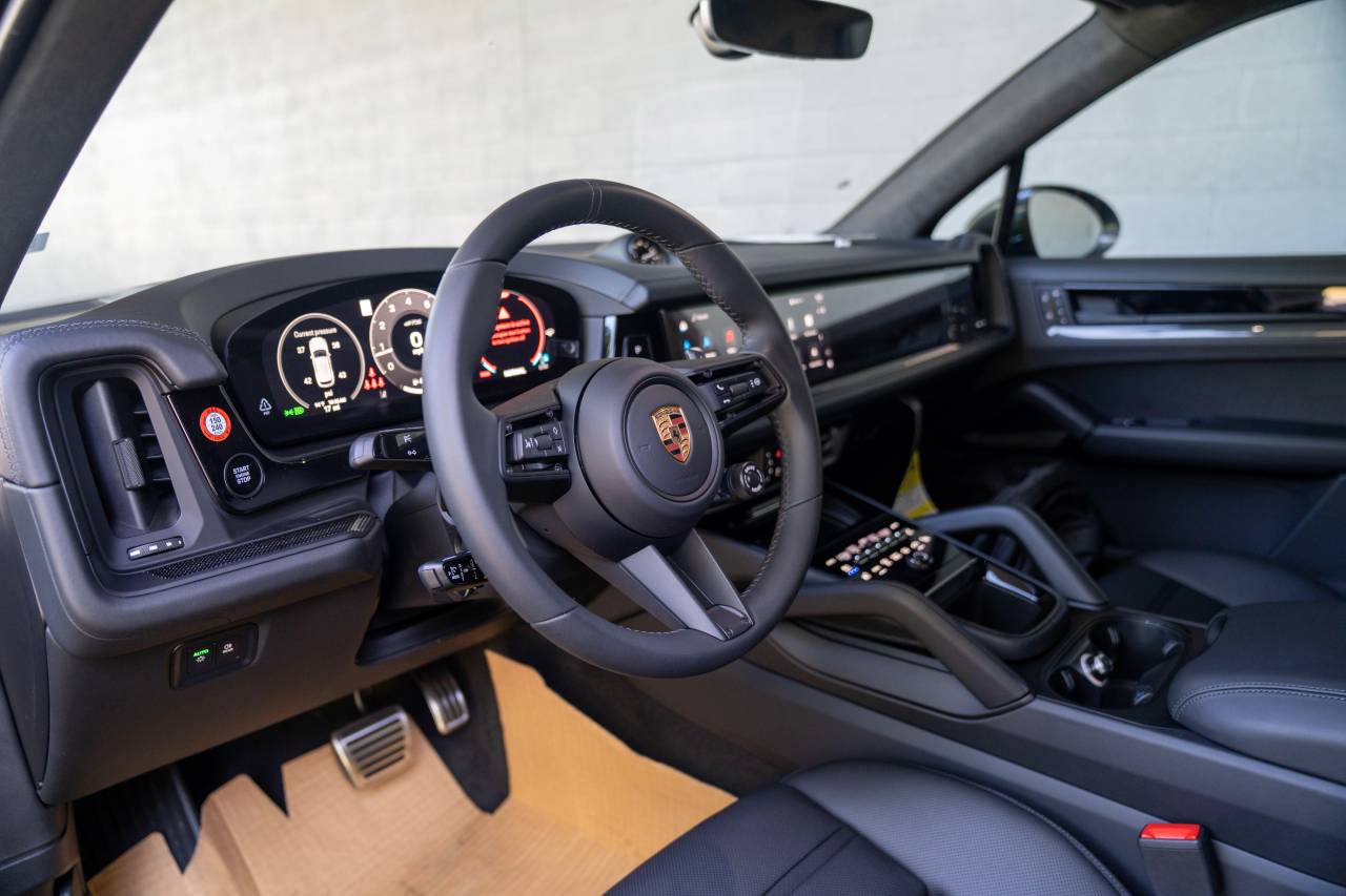 2025 Porsche Cayenne GTS photo 4