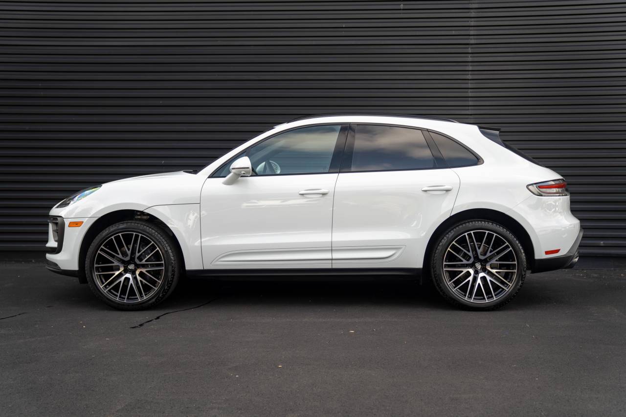 2025 Porsche Macan T photo 2