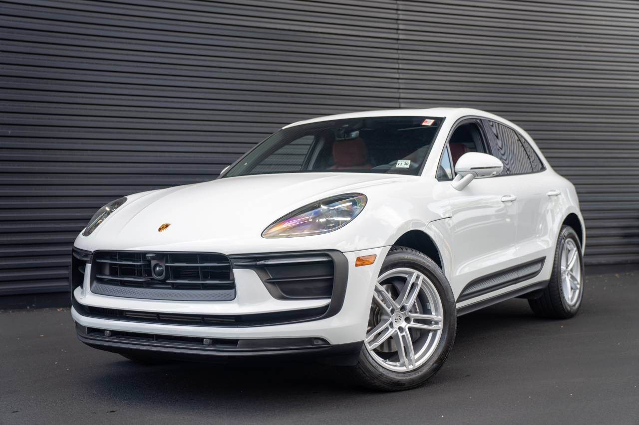 2026 Porsche Macan -'s photo