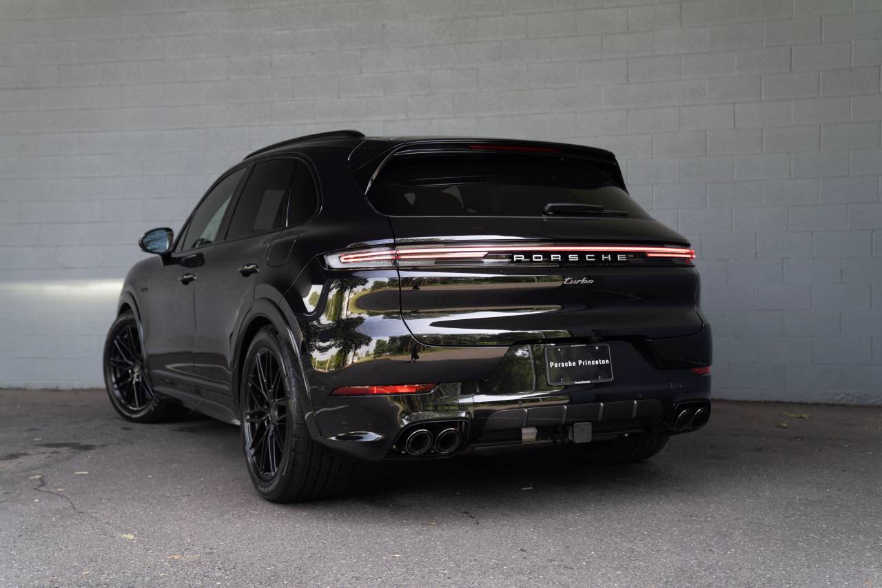 2025 Porsche Cayenne E-Hybrid Turbo photo 3
