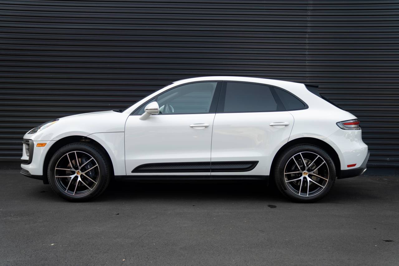 2025 Porsche Macan T photo 2