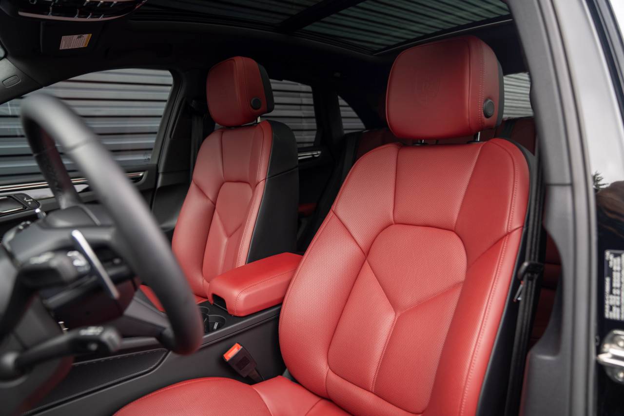 2025 Porsche Macan T photo 4