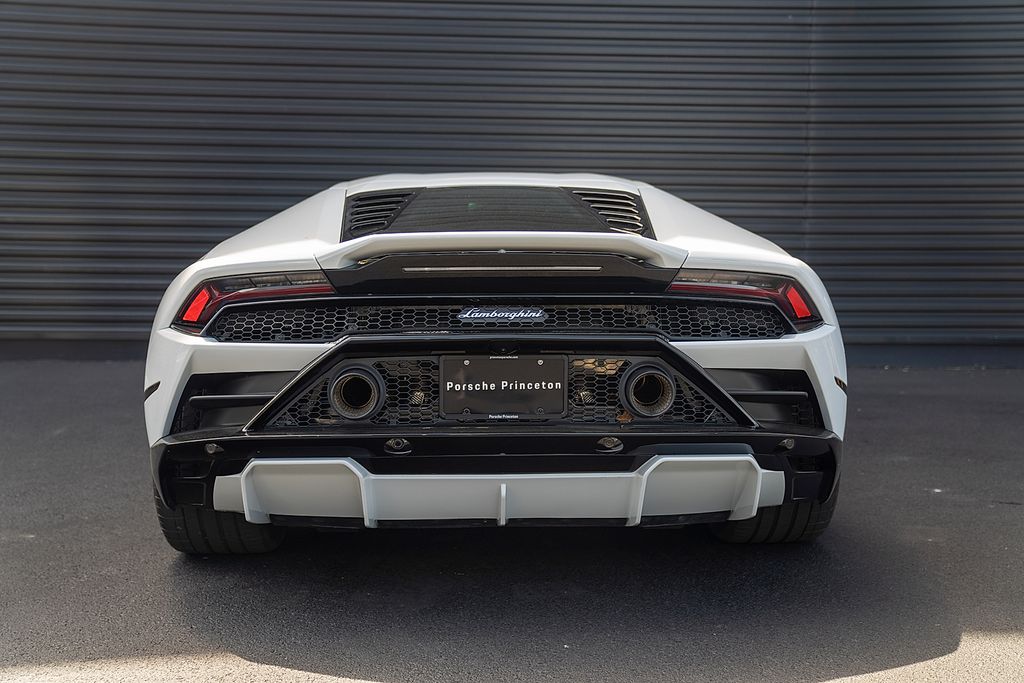 2022 Lamborghini Huracán EVO RWD in Bianco Icarus