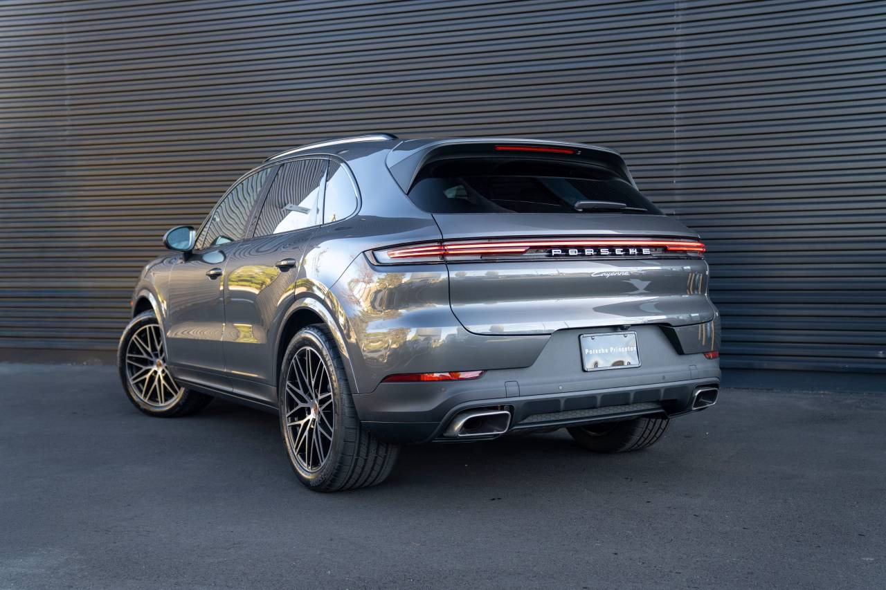 2026 Porsche Cayenne photo 2