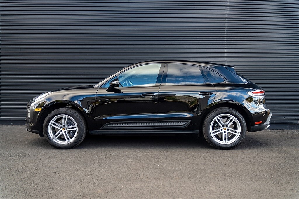2025 Porsche Macan Base photo 2
