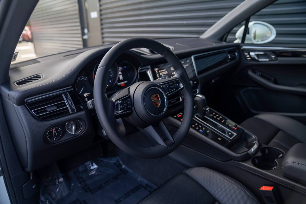 2025 Porsche Macan T photo 4