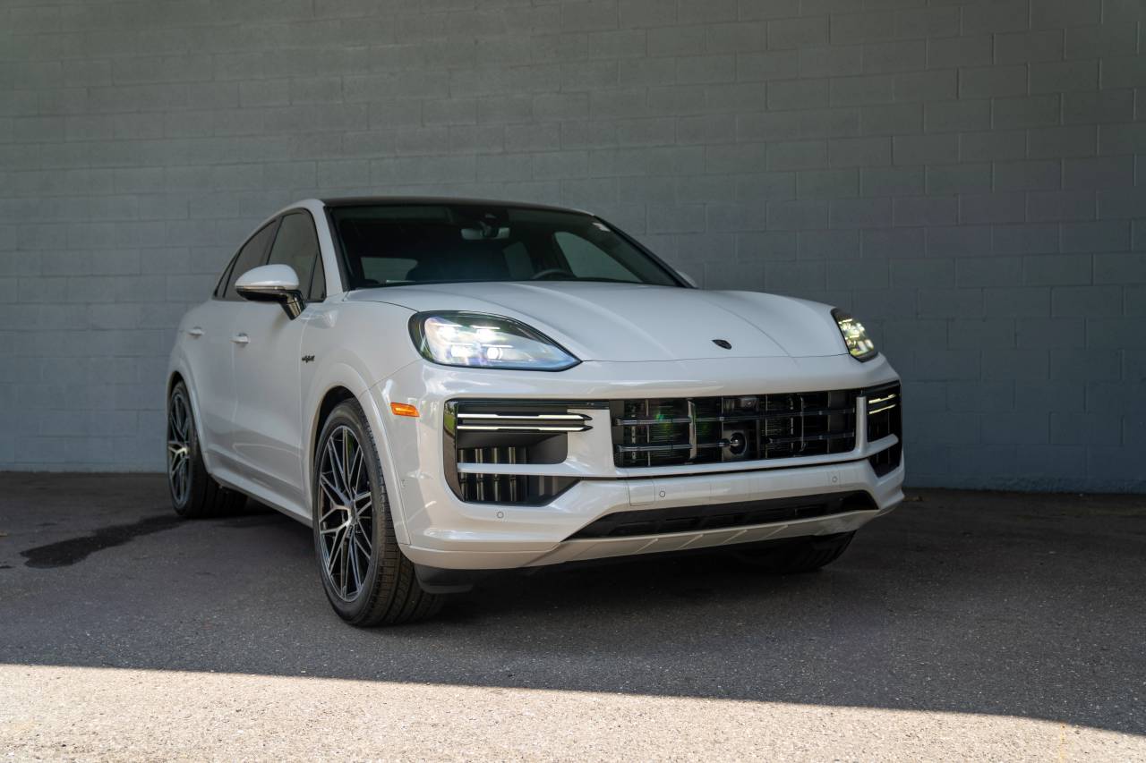 2025 Porsche Cayenne Coup Turbo E-Hybrid - Photo 12