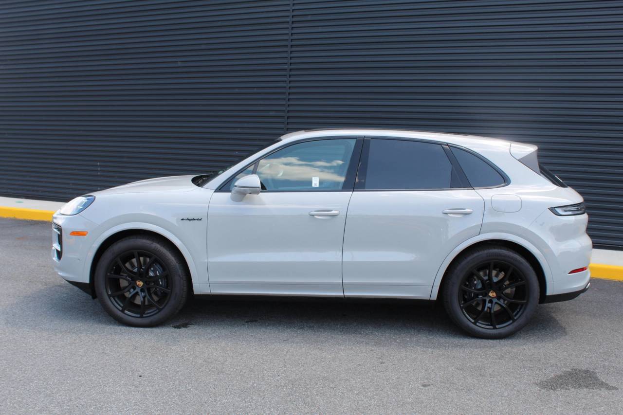 2025 Porsche Cayenne E-Hybrid photo 2