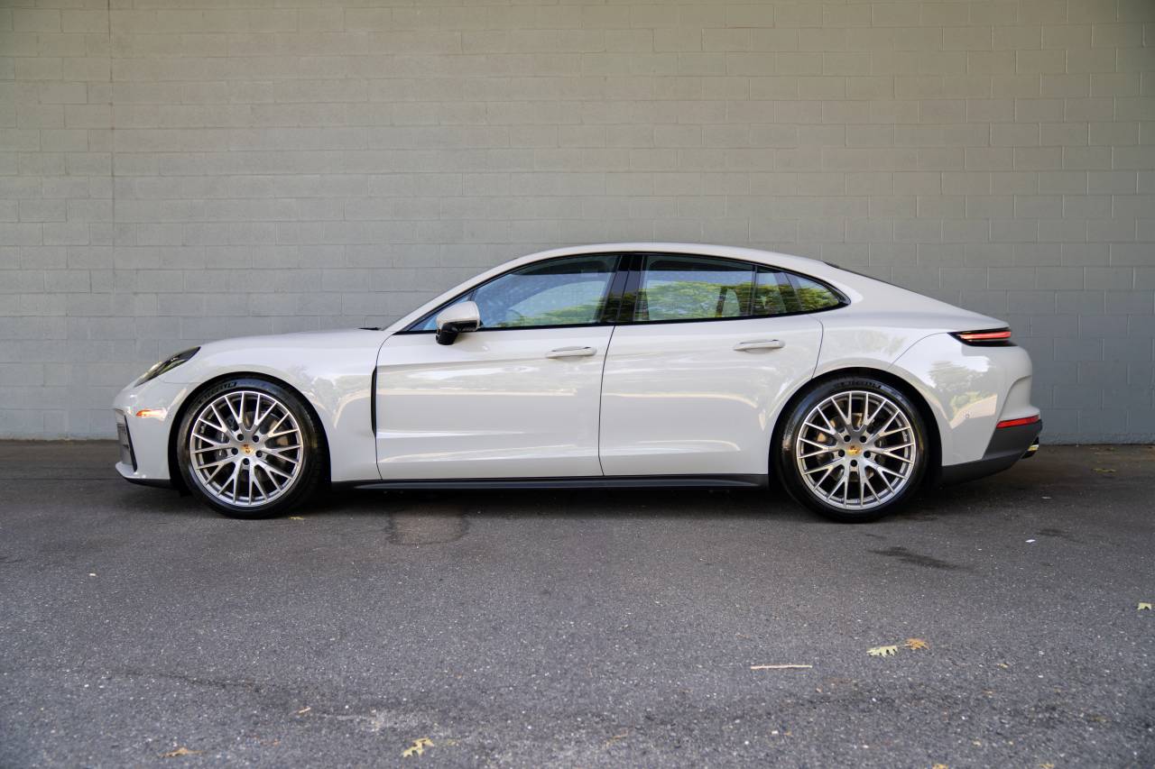 2025 Porsche Panamera 4 photo 2