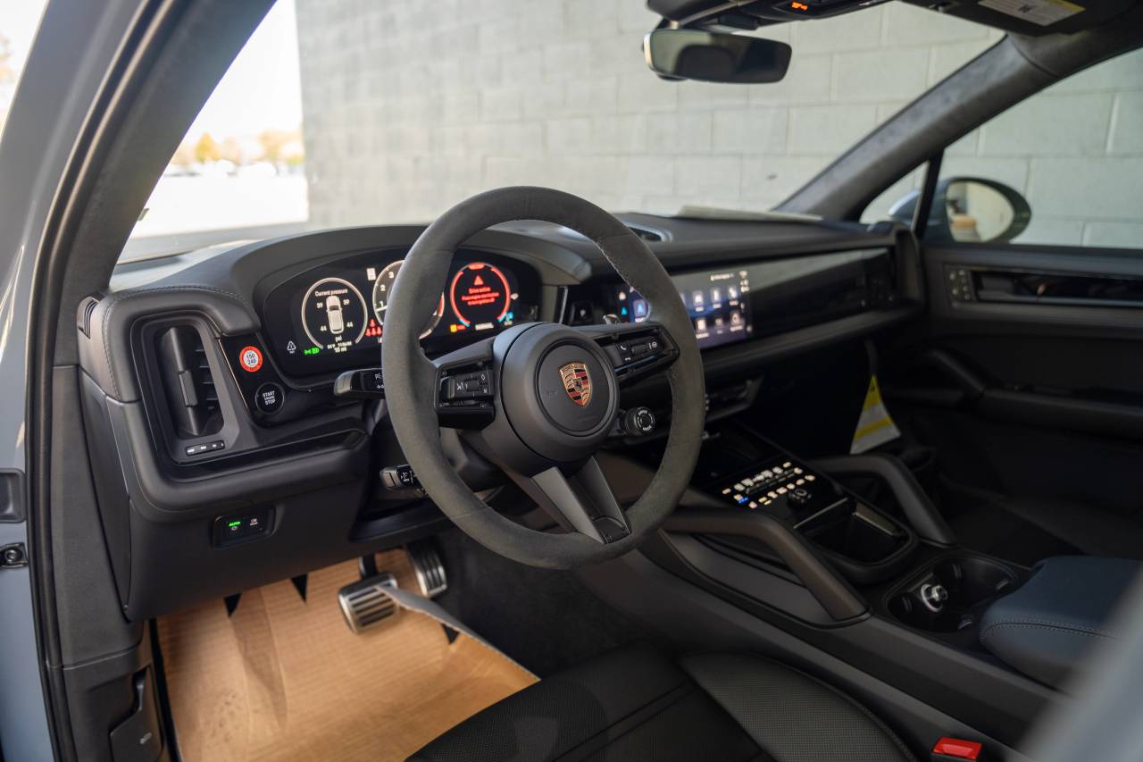 2026 Porsche Cayenne GTS photo 4