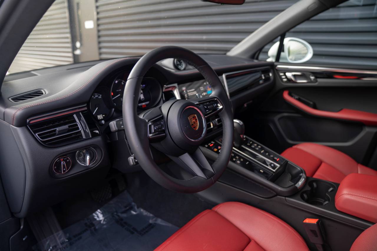 2025 Porsche Macan T photo 4