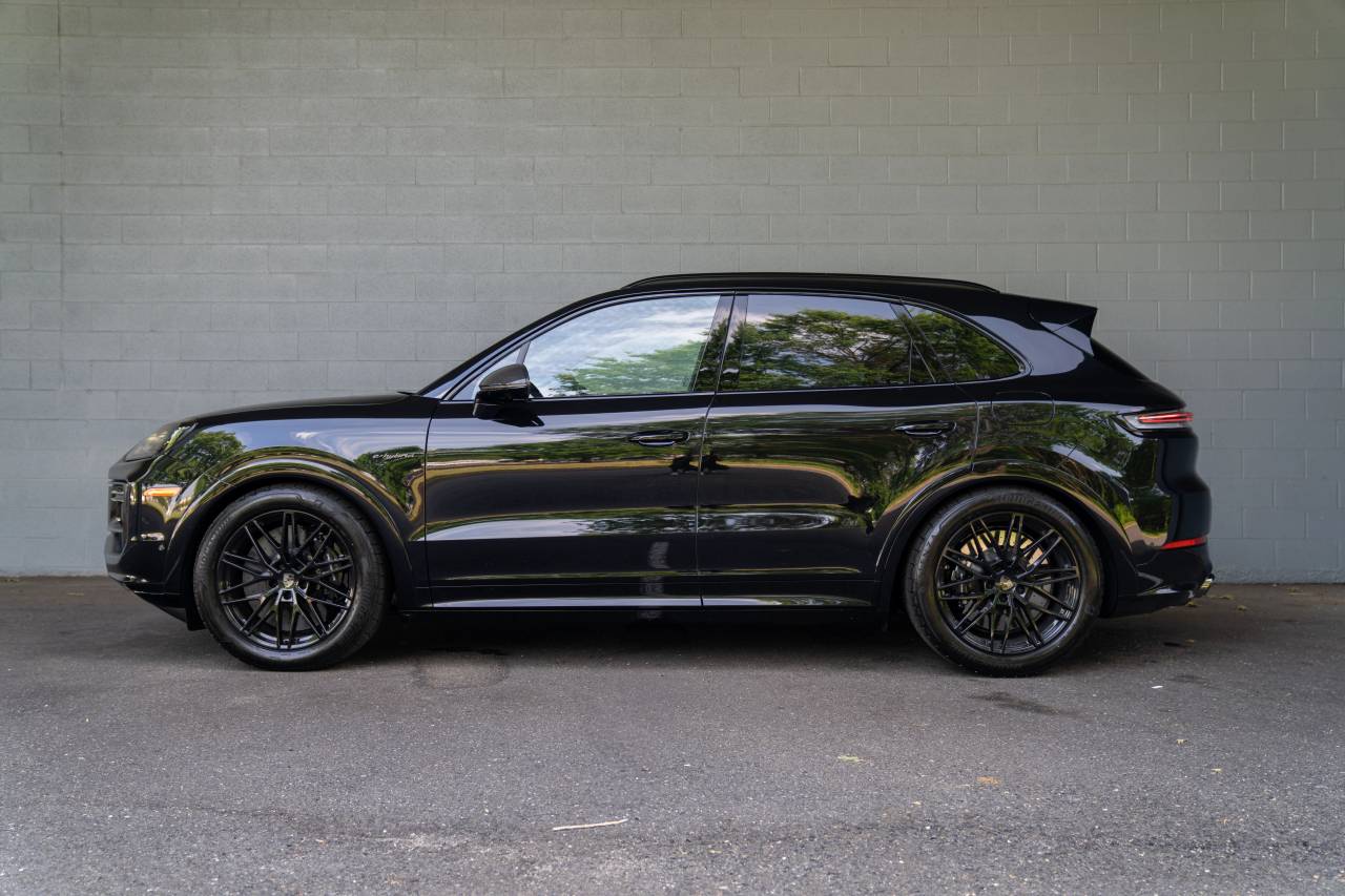2025 Porsche Cayenne E-Hybrid Turbo photo 2