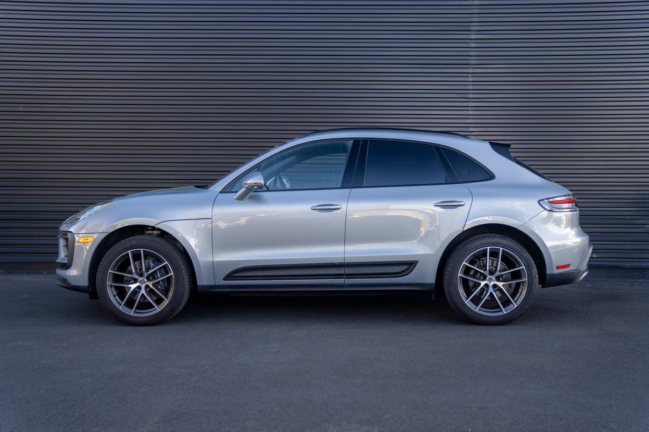 2025 Porsche Macan Base photo 2