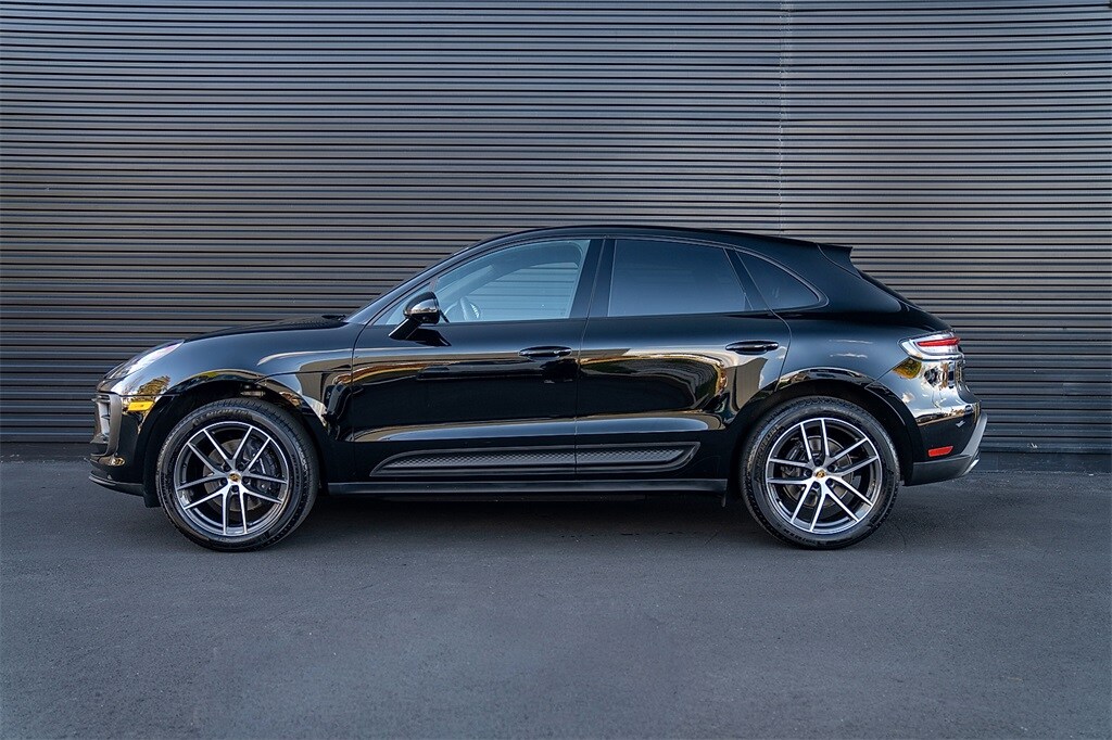 2025 Porsche Macan Base photo 2