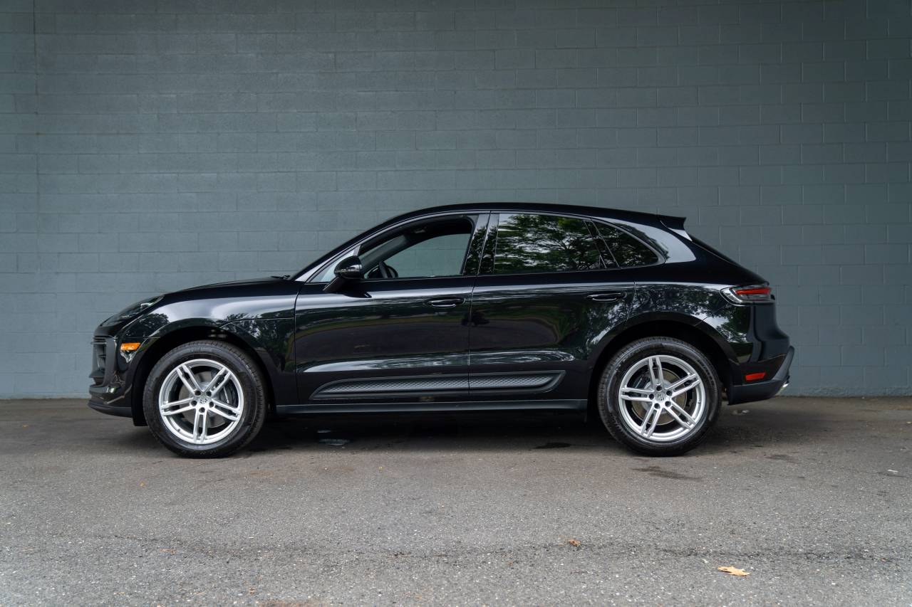 2025 Porsche Macan T photo 2