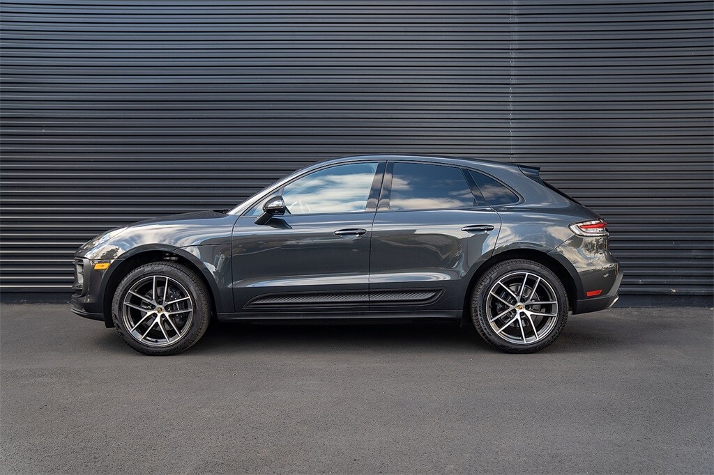 2025 Porsche Macan Base photo 2