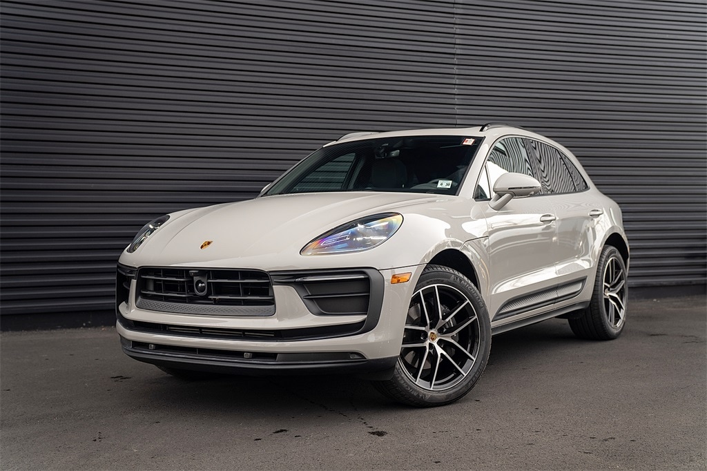 2025 Porsche Macan Base's photo