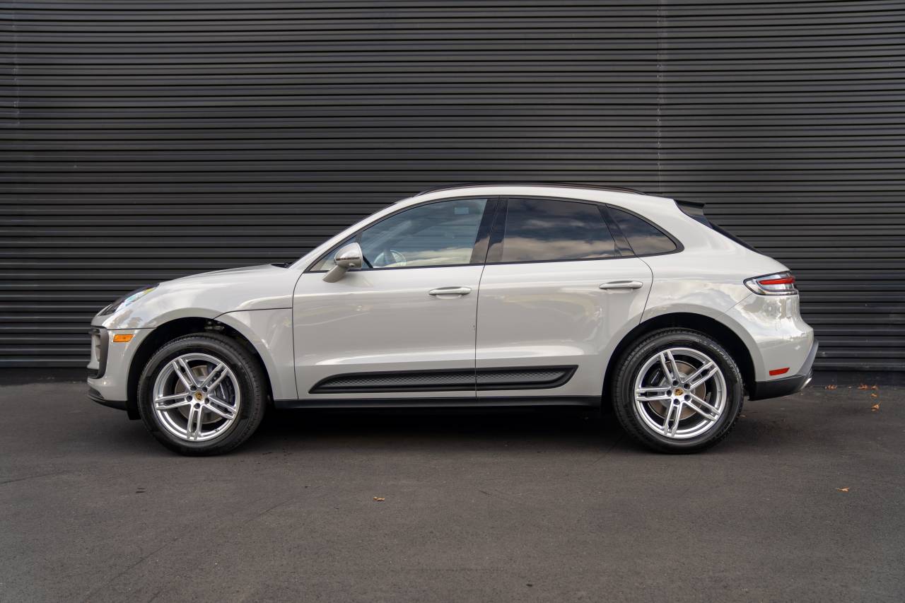 2026 Porsche Macan T photo 2