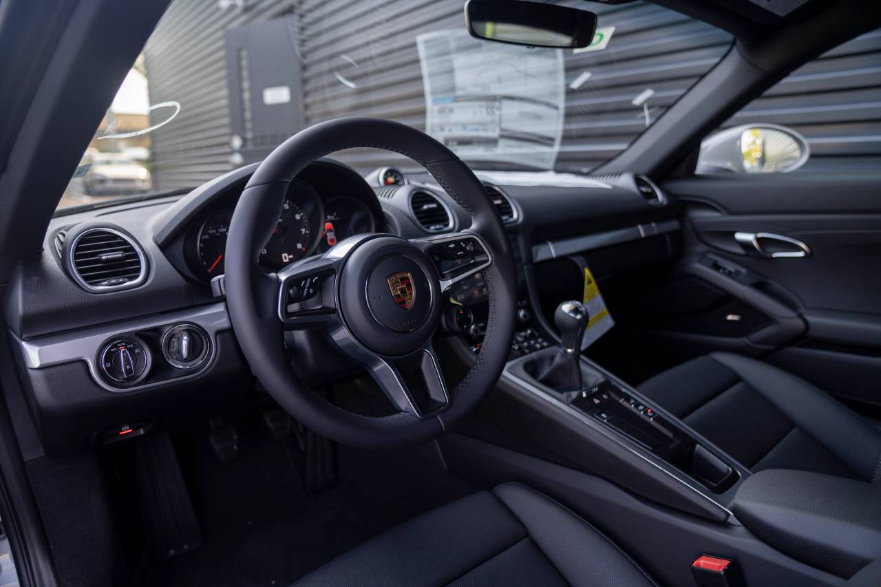 2025 Porsche Cayman photo 4